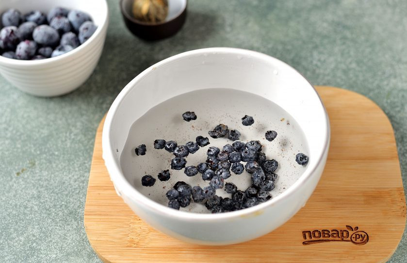 1. Этап. Зеленый чай с голубикой: Сушеную голубику промойте несколько раз до чистой воды.