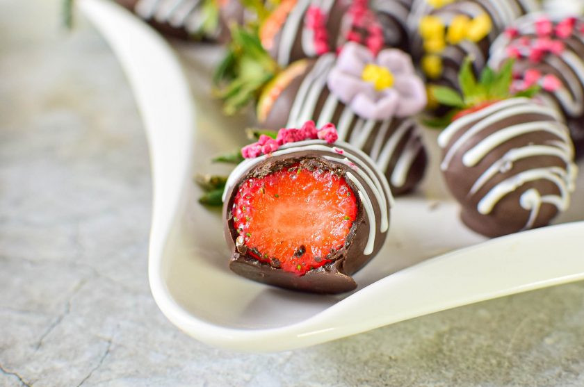 1. Этап. Клубника в бельгийском шоколаде: Приятного угощения!
