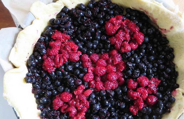 1. Этап. Дрожжевое тесто с ягодами: Немного теста откладываем для украшения выпечки. Форму для запекания застилаем бумагой для выпечки. Кладем в нее раскатанное тесто так, чтобы свисали края. Выкладываем внутрь промытые ягоды.