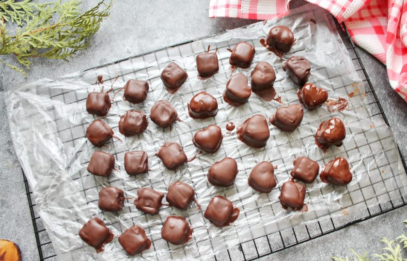1. Этап. Желейные конфеты в шоколаде: Шоколад растопите на водяной бане, остудите и окуните каждую желейную часть. Разложите на пленку на расстоянии и дайте полностью застыть шоколаду.