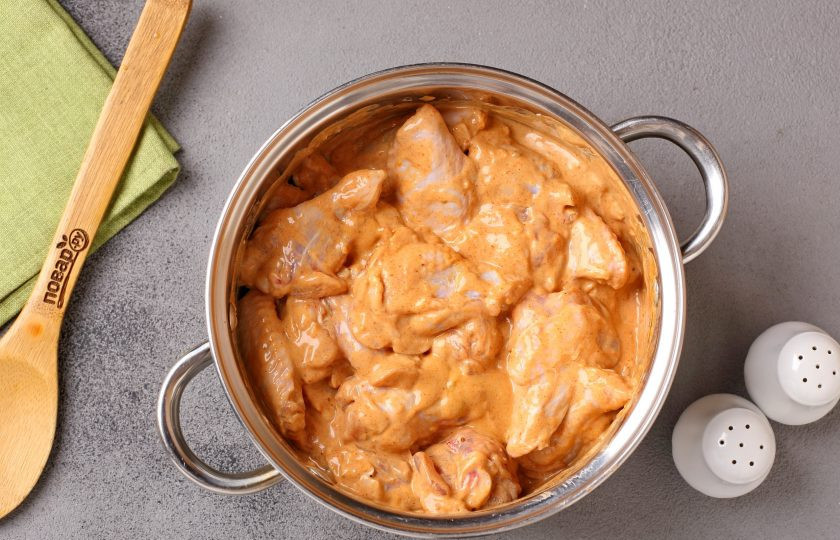 1. Этап. Цукини с курицей в духовке: Всё хорошо перемешайте и оставьте мариноваться при комнатной температуре на несколько часов. Можно оставить на ночь. Периодически курицу необходимо перемешивать.