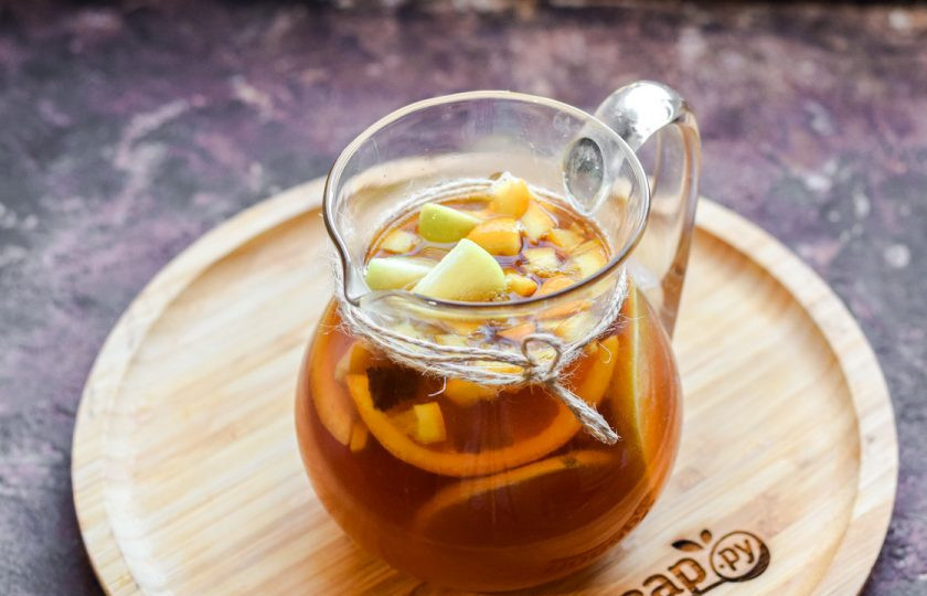 1. Этап. Безалкогольный коктейль на Новый год: Залейте в кувшин чай и газировку.