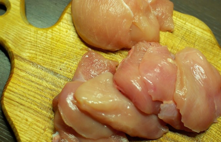 1. Этап. Курица по-испански: Куриную грудку нарезаем на достаточно крупные кусочки.