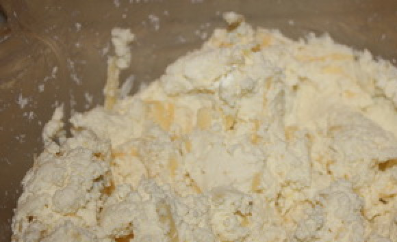 1. Этап. Лазанья без соуса Бешамель: Рикотту или творог смешайте с пармезаном, только 2 ст.л.пармезана оставьте на посыпку лазаньи.