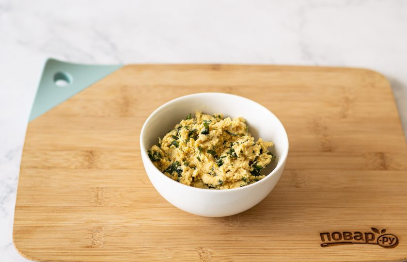 1. Этап. Роллы Эхо-маки: Нут измельчите вместе с майонезом, черным молотым перцем и соевым соусом в блендере. Добавьте размоченные и мелко нарезанные водоросли вакамэ.