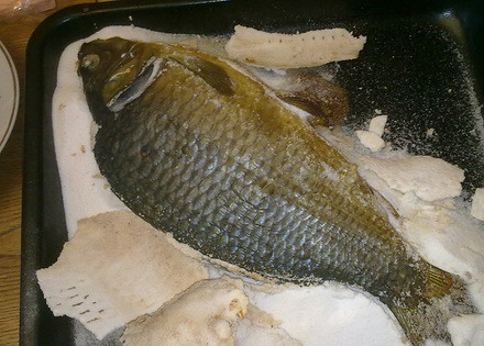 1. Этап. Карп, запеченный в соли: Вот так будет выглядеть карп, когда мы вытащим его из духовки и освободим из соляного плена. Кожу с чешуей надо будет снять - она несъедобна :)