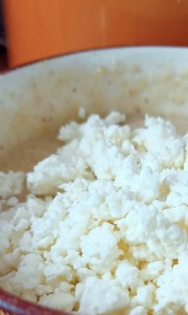 1. Этап. Безглютеновая творожная запеканка: Далее постепенно добавляем творог, тщательно вымешивая до однородности. Если творог крупинками, то лучше предварительно пробить его в блендере, т. к. миксером добиваться однородности трудновато.