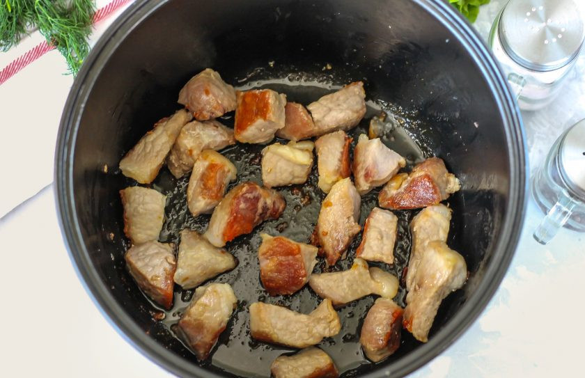 1. Этап. Свинина в соевом соусе в мультиварке: Обжарьте до румяности, время от времени открывая крышку техники и перемешивая.