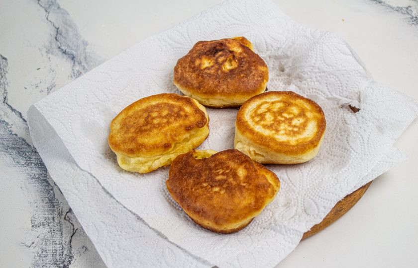 1. Этап. Ванильные оладьи: Обжаренные оладьи выложите на бумажное полотенце для удаления лишнего масла.