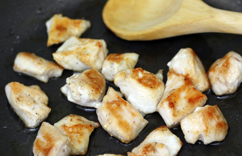 1. Этап. Жареный рис с курицей: На растительном масле обжарьте кусочки куриного филе со всех сторон.