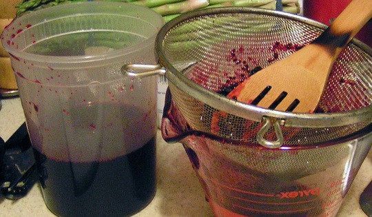 1. Этап. Сироп из смородины: 4. Ягоды лучше оставить на время, чтобы смородина отдала весь свой сок и пропиталась как следует сахаром. Если свободного времени нет, тогда можно сразу приступить к следующему процессу. Немного остывшие ягоды понемногу добавлять в сито и как следует перетереть, чтобы в сироп не попали косточки или шкурки.