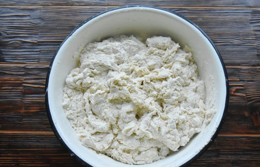 1. Этап. Пигоди по-корейски: Таким образом вмешайте всю муку, чтобы она пропиталась влагой и образовались хлопья теста.