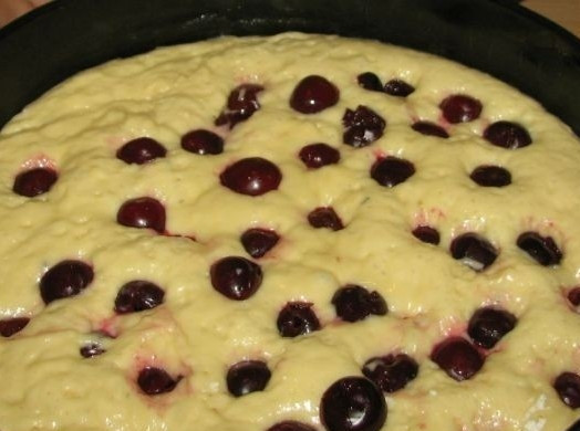 1. Этап. Дрожжевой пирог с вишней: Выкладываем вишни по всему тесту, немного их вдавливаем, чтобы потом они были не сверху пирога, а внутри. И можно еще сверху присыпать сахаром.