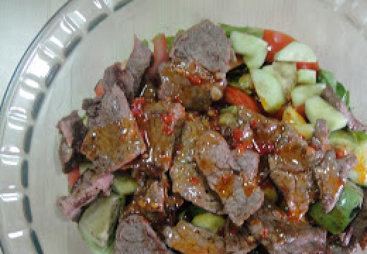 1. Этап. Американский салат со стейком: Мясо нарезать тонкими ломтиками и добавить к овощам, все заправить соусом.