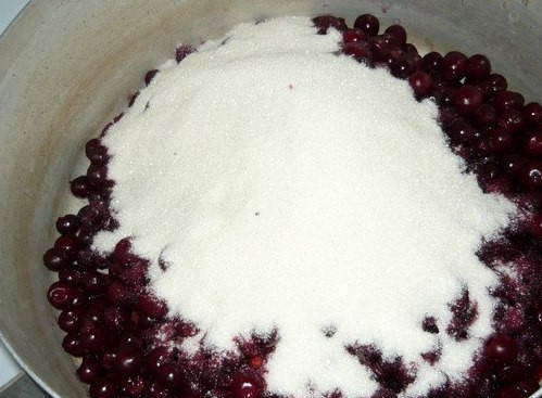 1. Этап. Желе из вишни на зиму: Далее очищенную вишню перекладываем в кастрюлю и засыпаем ее сахаром, ставим кастрюлю на огонь.