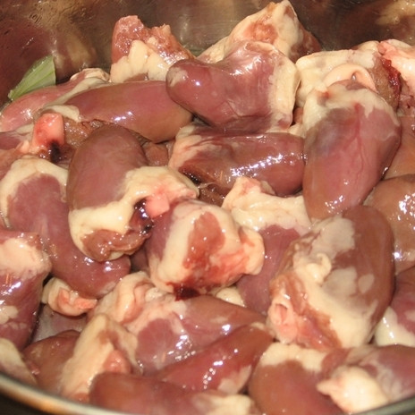 1. Этап. Сердце куриное: Сердечки добавить к луку. Перемешать и жарить 2 минуты на среднем огне.