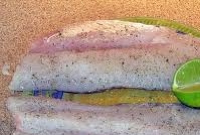 1. Этап. Скумбрия на гриле: Смешиваем в глубокой посуде соль, перец, специи, растительное масло . Полученной смесью обмазываем филе и оставляем минут на 15 .