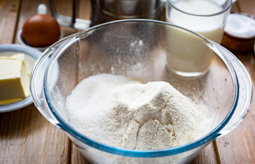 1. Этап. Молочное печенье с топинамбуром: В отдельную миску просейте всю муку, добавьте сахар, соль и разрыхлитель. Все перемешайте.