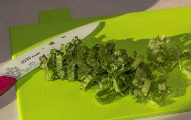 1. Этап. Салат Лолло росса: Листья зеленого салата помойте, обсушите и тонко нарежьте.