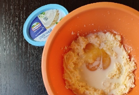 1. Этап. Творожные кексы с яблоком: Добавляем яйца, молоко и ещё раз тщательно взбиваем.