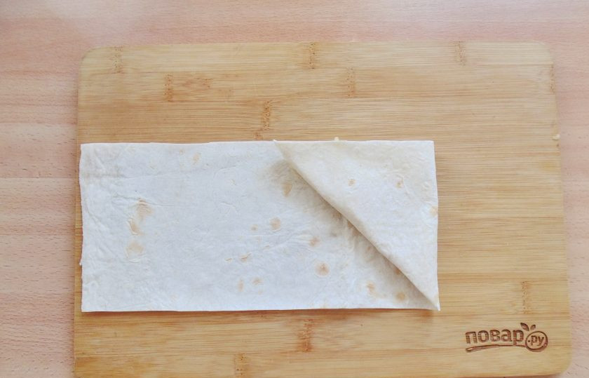 1. Этап. Ленивые пирожки с яблоками: Получившийся треугольник поверните влево, формируя новый треугольник.