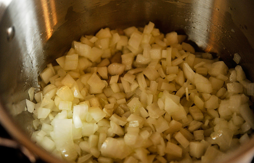 1. Этап. Томатный суп в хлебе: Лук мелко режем и обжариваем до золотистого цвета.