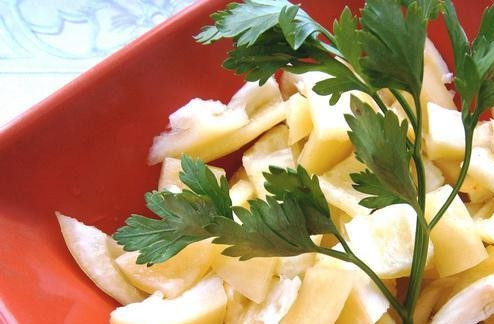 1. Этап. Куриная грудка в пароварке: Перец помойте, удалите у него семечки и плодоножки, нарежьте его дольками. Чеснок почистите и пропустите через чесокодавилку.