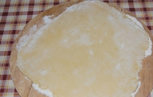 1. Этап. Сладкий пирог на День Святого Валентина: 7. Холодное тесто разделите на 2 части и раскатайте 2 пласта толщиной 0,5-0,7 см.