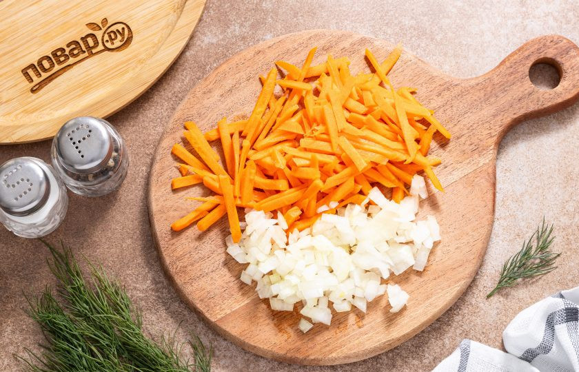 1. Этап. Гречка в аэрогриле: Пока готовится гречка, подготовьте овощи. Морковь помойте, очистите от кожуры, нарежьте соломкой или натрите на терке. Репчатый лук нарежьте полукольцами или кубиками.