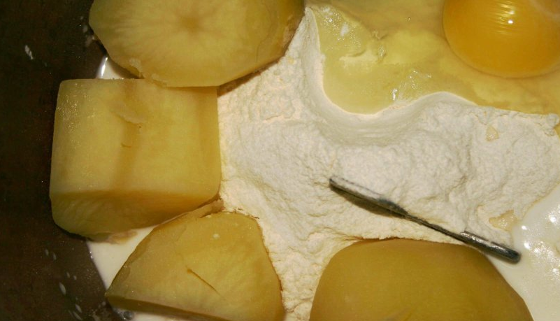 1. Этап. Пирог с грибами и яйцом: 1. Тесто замесим из давленного в пюре картофеля, дрожжей, масла, соли, муки, яйца и молока (50 мл). Я это делаю в хлебопечке в режиме 