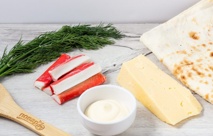 1. Этап. Завертон: Подготовьте все необходимые ингредиенты. Лаваш разделите на 3 равных прямоугольника шириной не менее 20 см, можно больше.