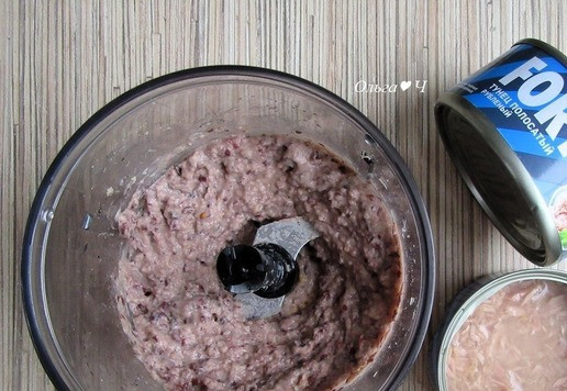 1. Этап. Веррины Тунец и манго: Теперь добавьте немного жидкости из консервы, примерно 3-4 чайные ложки, измельчите до паштетной консистенции. Отрегулируйте соль и количество перца.