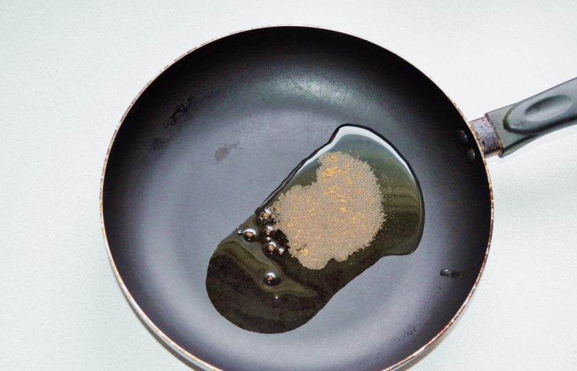 1. Этап. Щипс: Параллельно соедините растительное масло с острым красным перцем и прогрейте.