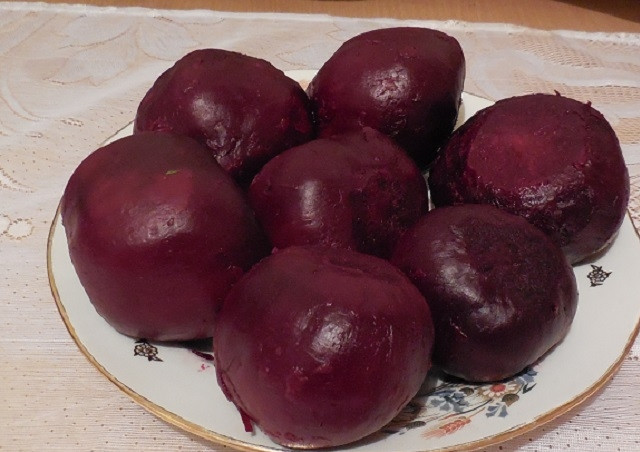 1. Этап. Салат со свеклой на зиму: Свеклу промойте и очистите. Оставьте её вариться в воде до полуготовности (примерно на 30 минут).