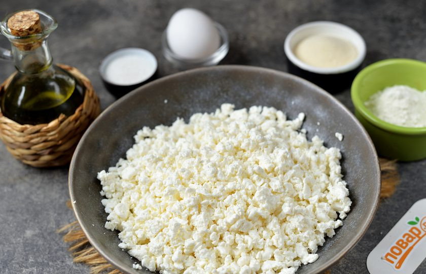 1. Этап. Cырники из зерненого творога: Подготовьте все ингредиенты. Продукты должны быть комнатной температуры.