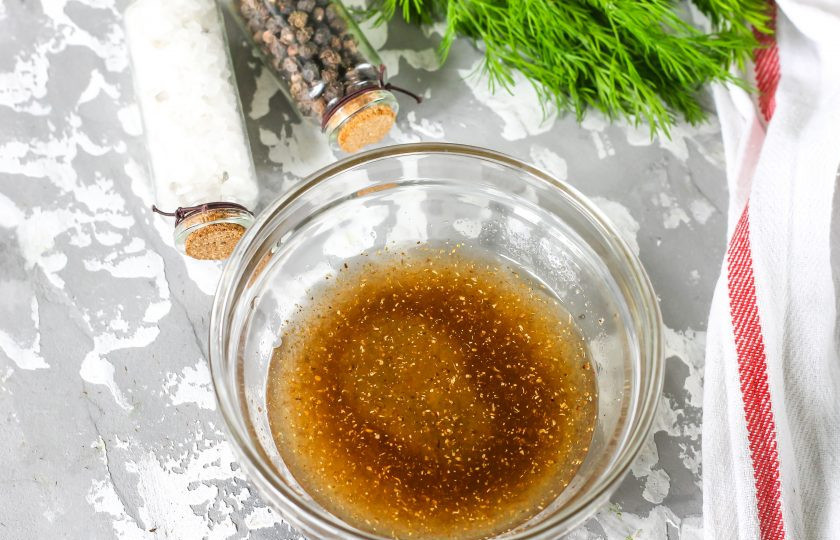 1. Этап. Маринад для утиной грудки: Влейте яблочный уксус и оливковое масло, по возможности - холодного отжима. Если яблочного уксуса нет в наличии, замените его соевым соусом, но тогда сократите добавление самой соли.