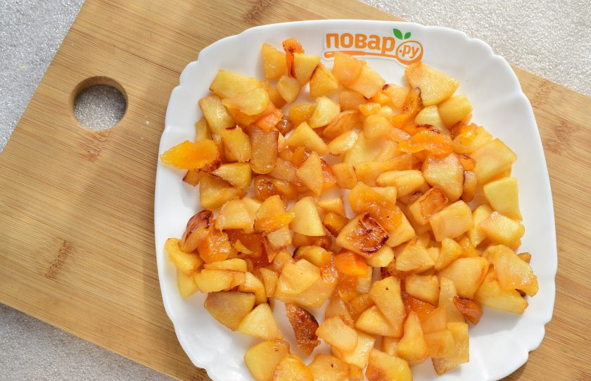 1. Этап. Шарлотка с курагой и яблоками: Остудите фрукты.