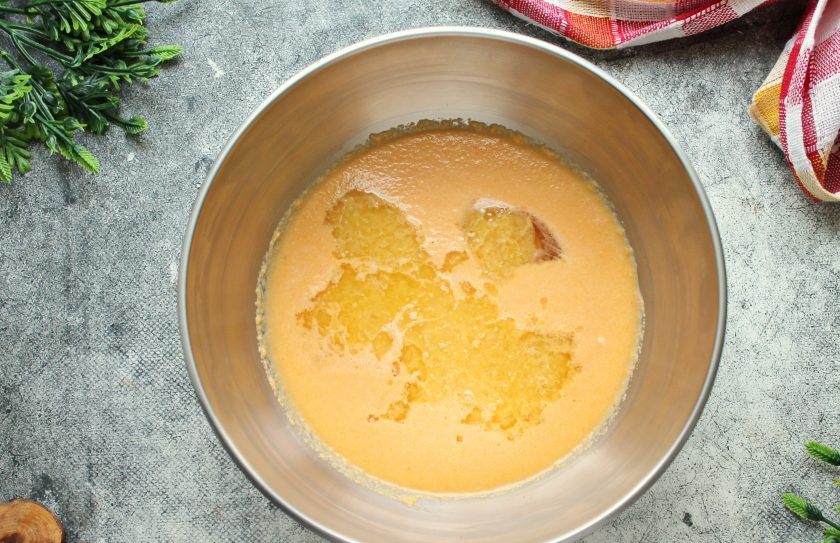 1. Этап. Морковное тесто: Влейте в массу растительное масло и перемешайте.