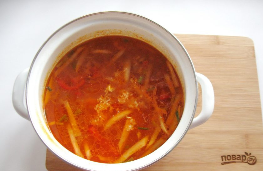 1. Этап. Суп Кесме по-киргизски: Варите суп до готовности овощей. После добавьте измельченный чеснок.