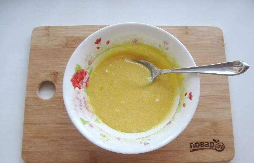 1. Этап. Профитроли с кракелюром: Пока профитроли в духовке, сварите крем. В миске смешайте желтки яиц, сахар и кукурузный крахмал. Добавьте 2-3 столовые ложки холодного молока, перемешайте.