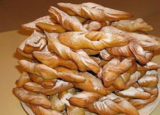 1. Этап. Печенье Хворост: Теперь хворост нужно обжарить. Налейте в сковороду четверть стакана растительного масла, разогрейте его. Обжаривайте хворост с обеих сторон до золотистого цвета. По надобности добавляйте масло.