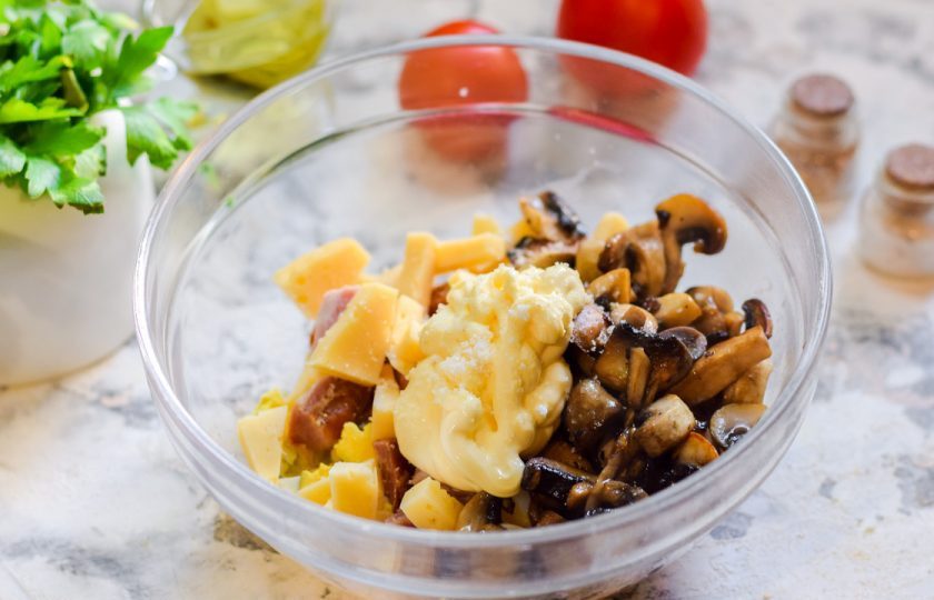 1. Этап. Салат Красная шапочка с помидорами: Добавьте майонез, перемешайте все и выложите салат на тарелку.