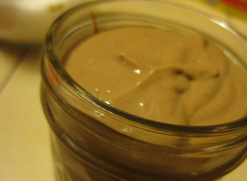 1. Этап. Мусс из печени куриной: 6. Сливки взбить до плотных пиков и соединить с печенью. Все как следует перемешать и перелить в емкость для хранения. Готовый мусс из печени куриной в домашних условиях нужно отправить в холодильник минимум на 3 часа.