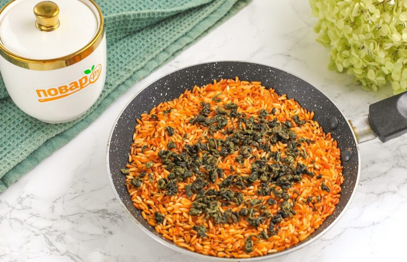 1. Этап. Гэммайтя: Выложите на рис зеленый чай и перемешайте. Дайте смеси остыть примерно 5-10 минут. За это время рис вберет в себя аромат чая.