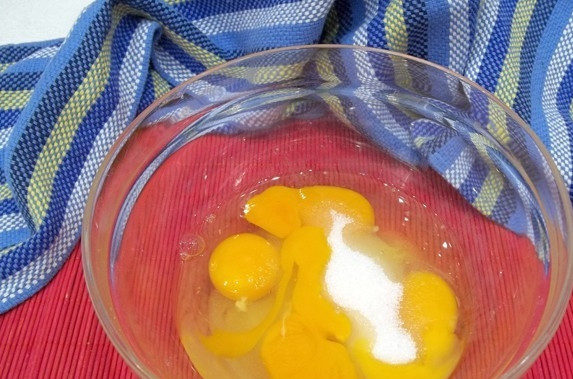 1. Этап. Шоколадный пирог Брауни: 5. Теперь взбиваем яйца с сахаром. Масса должна увеличиться в несколько раз.