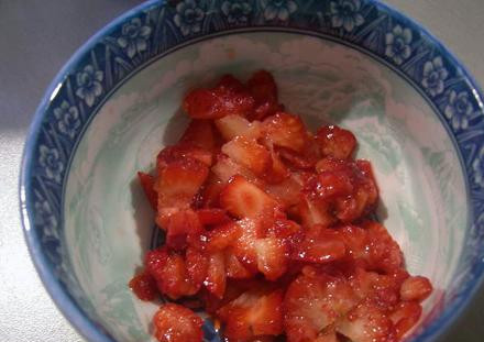 1. Этап. Салат с клубникой и огурцом: 3. Размять несколько ягод клубники и перемешать с йогуртом.