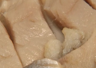 1. Этап. Бешбармак из сельди: Филе сельди порежьте кусочками.