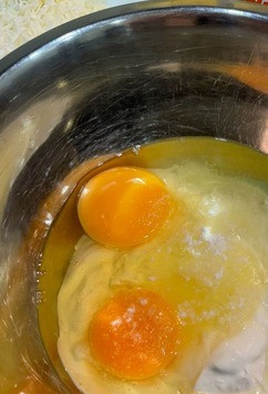 1. Этап. Тарталетки по-новому: Делаем заливку. Сметану соединить с яйцами, посолить по вкусу, добавить любимые специи