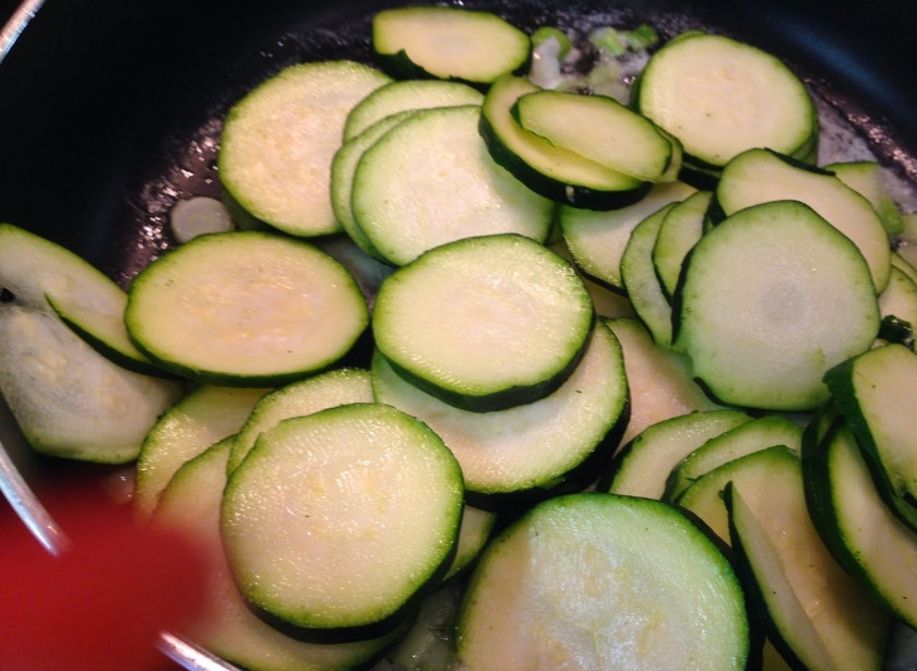 1. Этап. Итальянский пирог с кабачками: Разогреваем на сковороде масло и, помешивая, обжариваем кабачки до готовности.