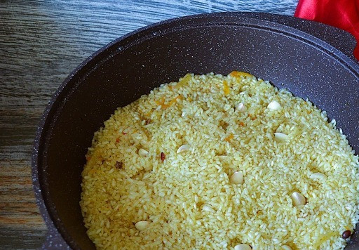 1. Этап. Плов с уткой: Готовить плов на медленном огне 20-25 минут, добавить зубчики чеснока.